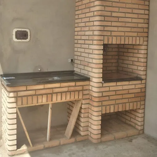 Churrasqueira de alvenaria em obra, com bancada, projeto de cliente Churrasqueira de alvenaria em obra, com bancada, projeto de cliente